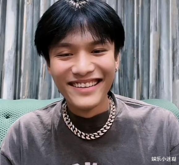 疯狂小杨哥2岁儿子首次曝光,遗传爸爸带货精髓,网友:后继有人