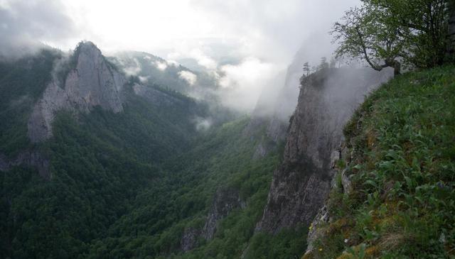 高加索|两部分山脉组成,海拔最高5642米,高加索山脉为何易守难攻?