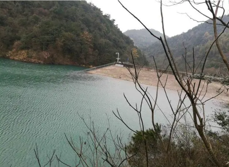 水库|“收你们100却让我赔173万，凭什么？”贵州福泉，一父亲带着女儿来到水库钓鱼