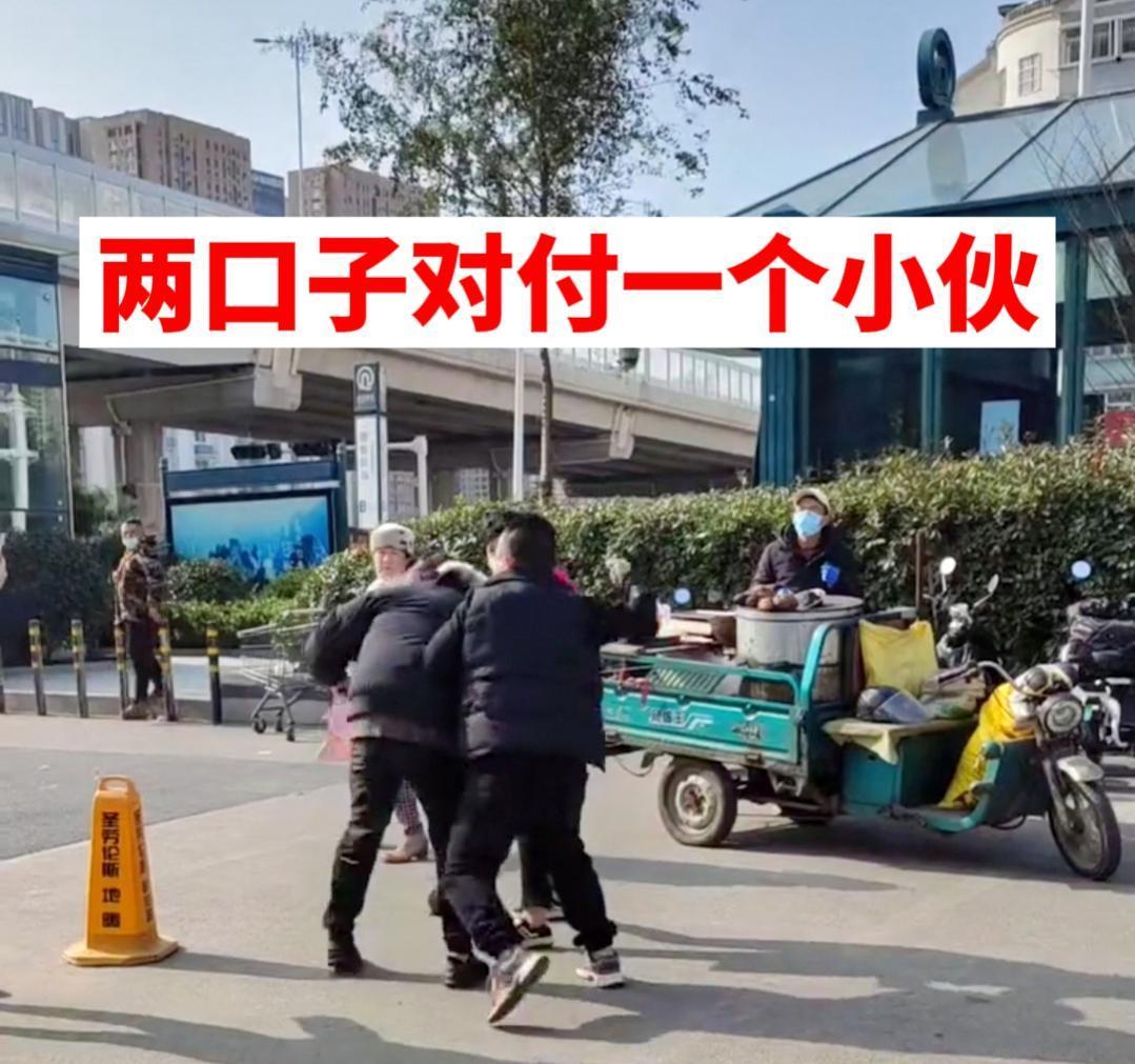 山东:小伙排队做核酸,被扇了一巴掌挨两拳,打人者扬言要报警