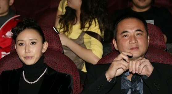 胡静|为不和妻子分房睡，50亿身价老公切除扁桃体，胡静爱了3年才肯嫁