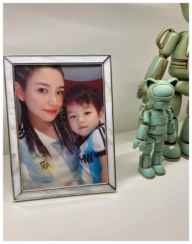 陈妍希晒母子合照为儿子庆生，首度公开星星近照，模样超像爸爸