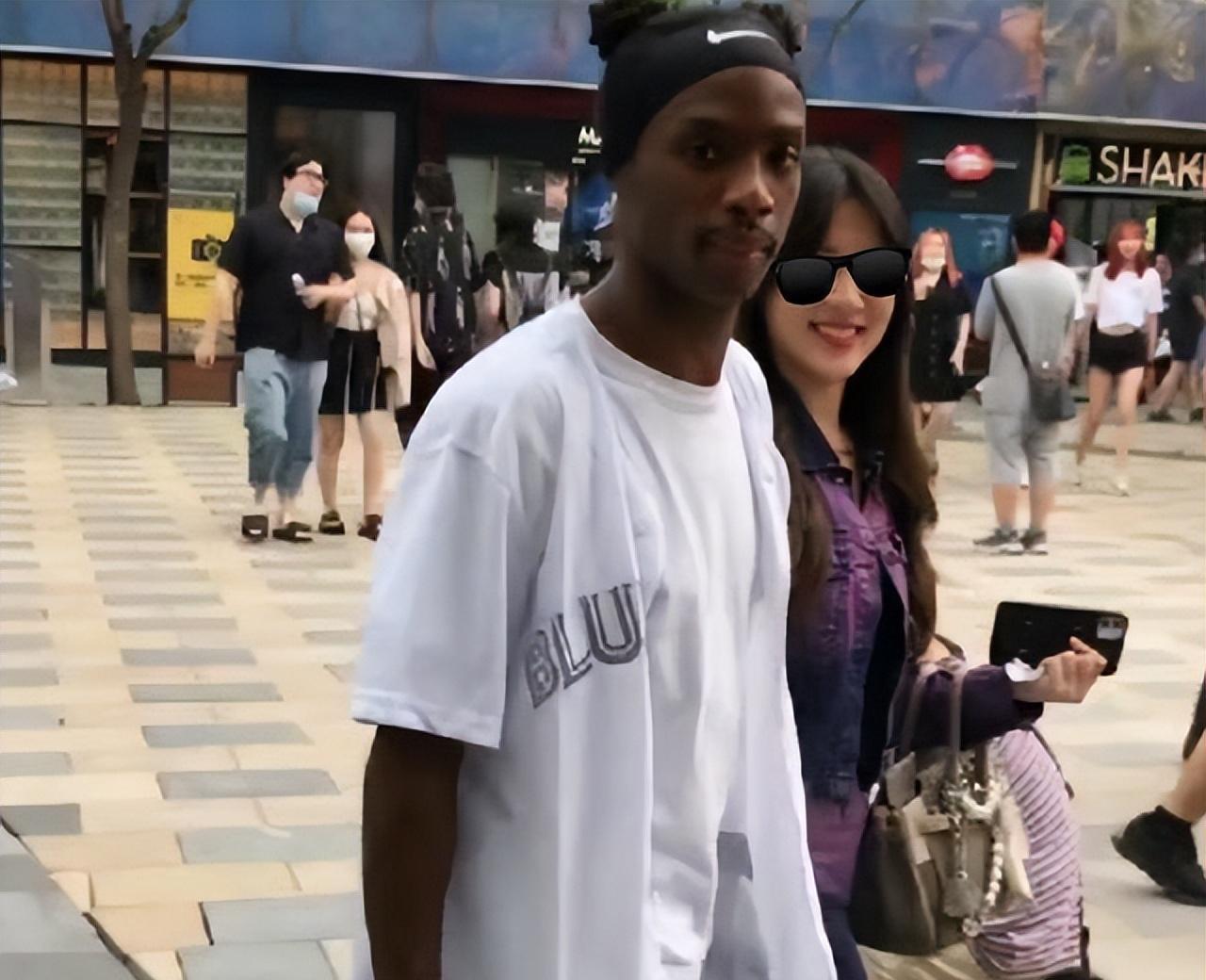 回顾:美女陪黑人男友逛街,脸上表现很开心,网友:分手了咋办?