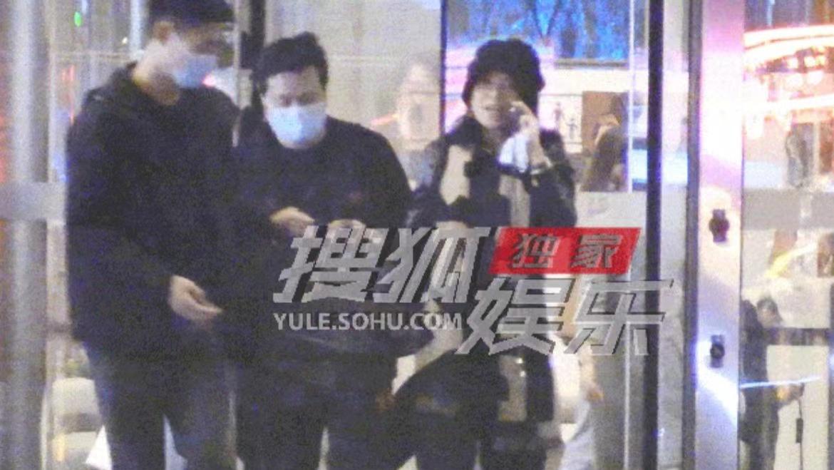 章子怡|章子怡现身酒店与朋友聚会，身材纤细宛如纸片人，专人拎包气势足