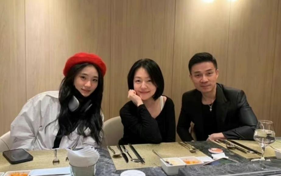 章子怡|小S次女长相和亲姐妹差距大，和唐老师照片对比，网友：一模一样