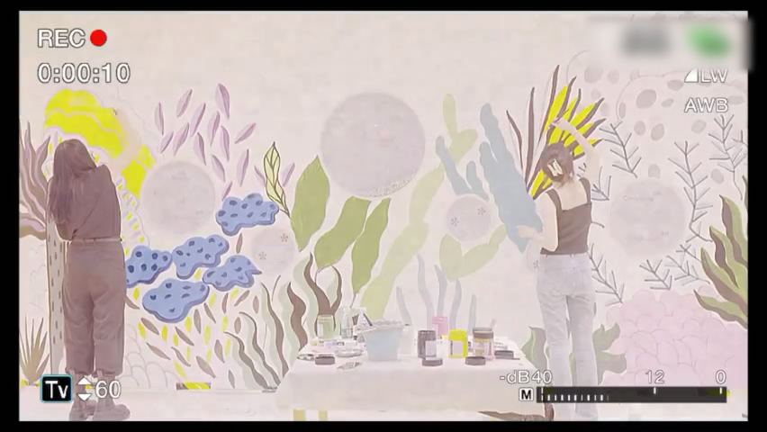 李嫣|15岁李嫣在嫣然医院墙上作画，穿吊带上衣，亭亭玉立初具女神范儿