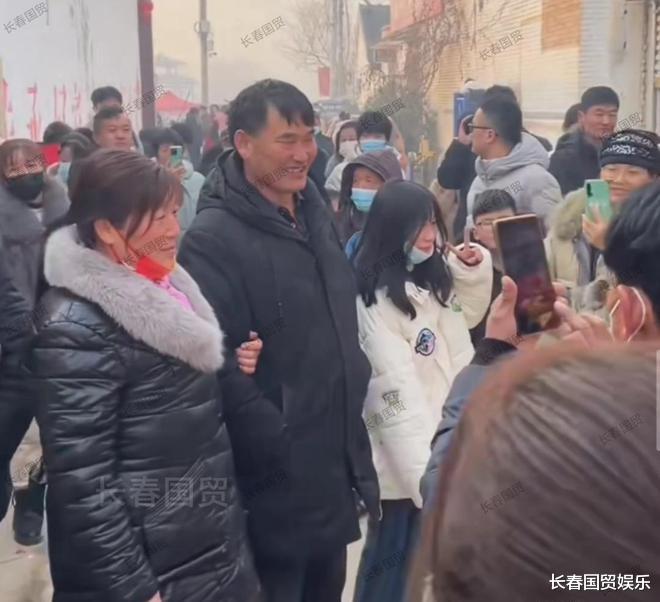 |大年初一,大衣哥现身朱楼广场,与群众同乐毫无架子