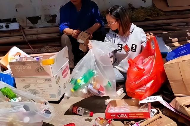 回顾:女子离婚带娃流落异乡,靠捡废品为生,网友:我愿意当后爹