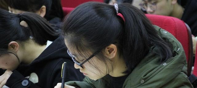 教师|教师职业太吃香,名校毕业生竞争中学教师岗位,师范生何去何从?