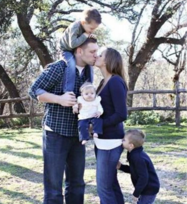 |国外网友晒“超失败”全家福,张张充满意外,奇葩画风逗乐网友