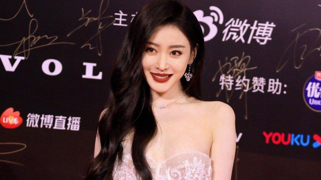 赵丽颖|这一夜女明星风情万种，何炅不敢看美女，赵丽颖全身首饰值一套房