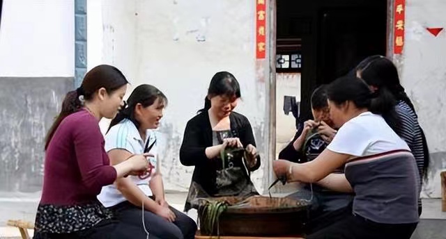 2016年,妙龄美女嫁给陕西老光棍,却从不出门,村民发现其中的问题