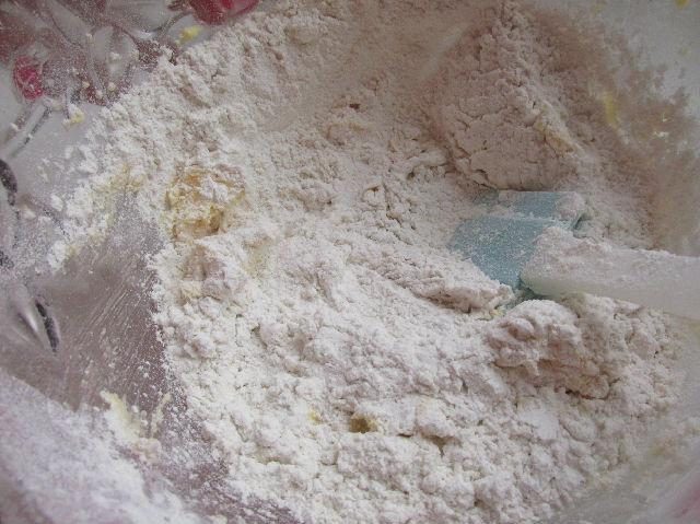 黑加仑派馅料中加入了自己磨的杏仁颗粒，味道香香的，真是好吃