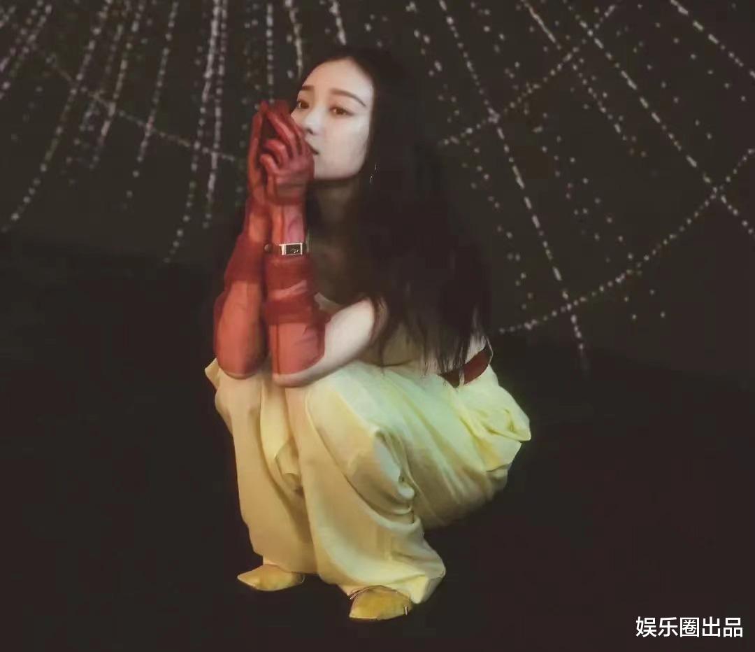 穿衣搭配|倪妮拍摄复古写真，穿背心搭配喇叭裤，上紧下松尽显好身形