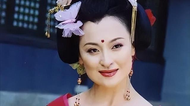 王璐瑶|52岁王璐瑶聚会发福明显,菜品价格不菲,戴奢华珠宝显贵气