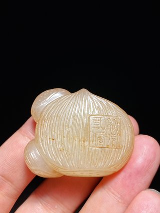 和田玉籽料|清 和田玉籽料 白玉沁色 利市三倍 把件挂件