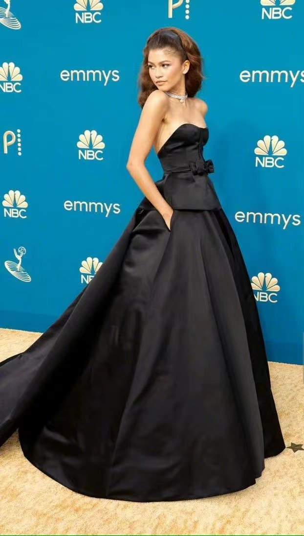 赞达亚|众星齐聚艾美奖颁奖礼,26岁赞达亚被调侃老到不能和小李子谈恋爱