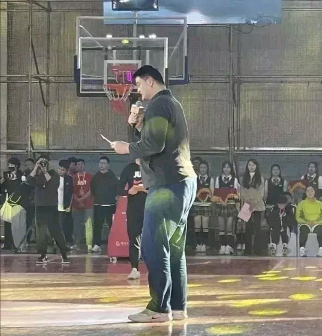 姚明 不止400斤!姚明体重令人担忧,两膝盖不能站直,生二胎或成空谈