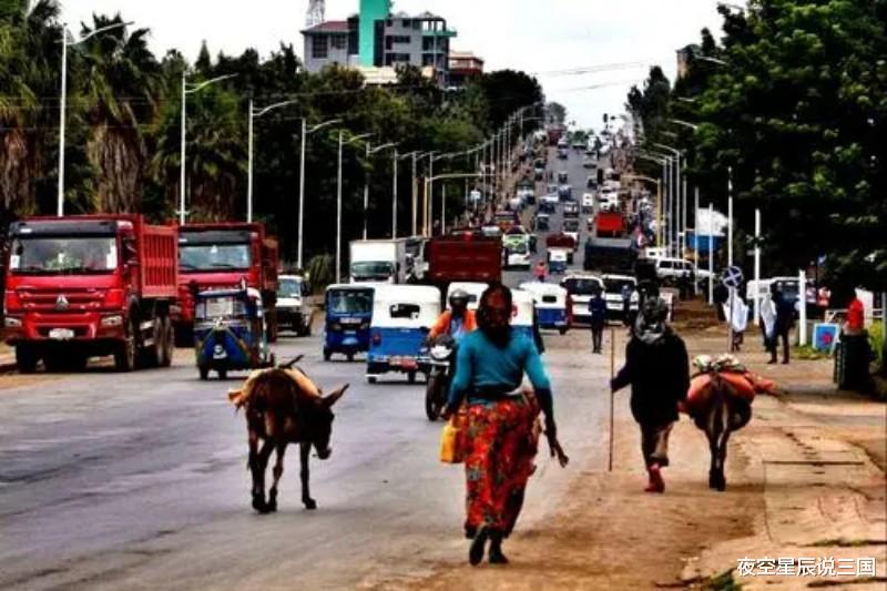 非洲|非洲原始部落“唇盘族”:嘴唇上盘子尺寸越大,收到的彩礼就越多
