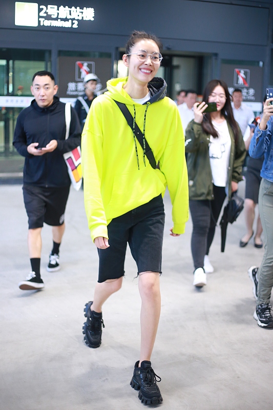 什么裤子流行？五分短裤很热门，简单大方又时尚，刘雯何穗都爱