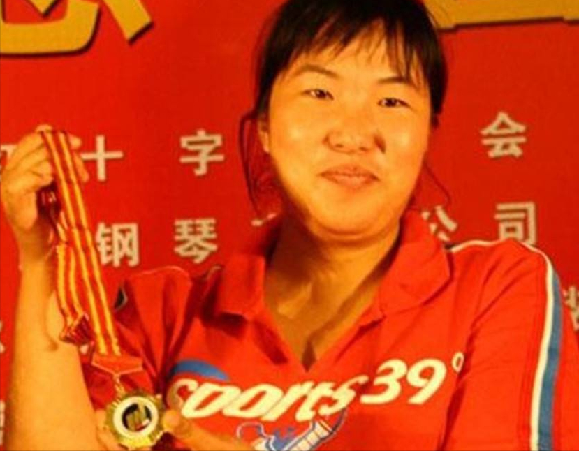 广州城|退役冠军艾冬梅：双脚畸形，街头抱娃卖菜，低价出售19枚奖牌