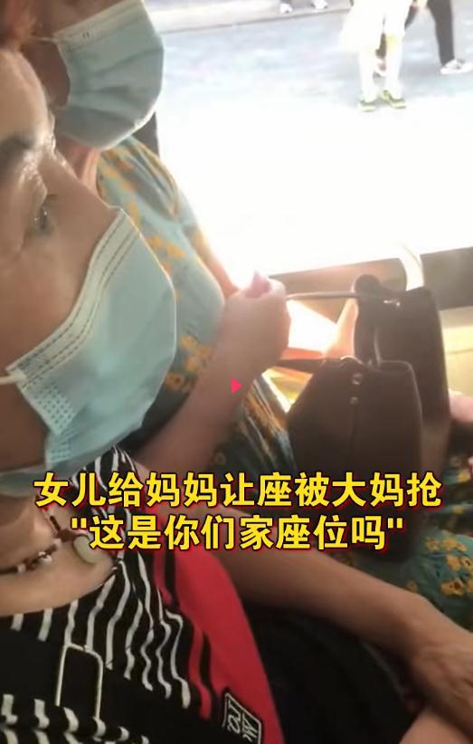女儿让座给患病母亲,被大妈抢座并扇脸,大妈:你让给谁都没用