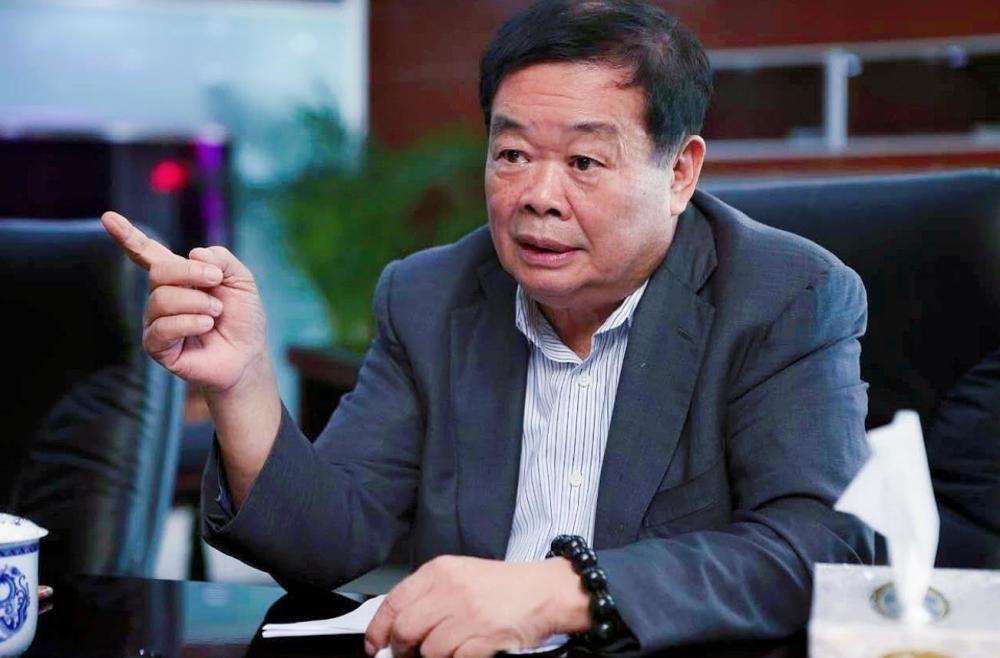 商人|网友偶遇“曹德旺分旺”,穿白衫坐电驴一脸严肃,五官与本人真假难辨