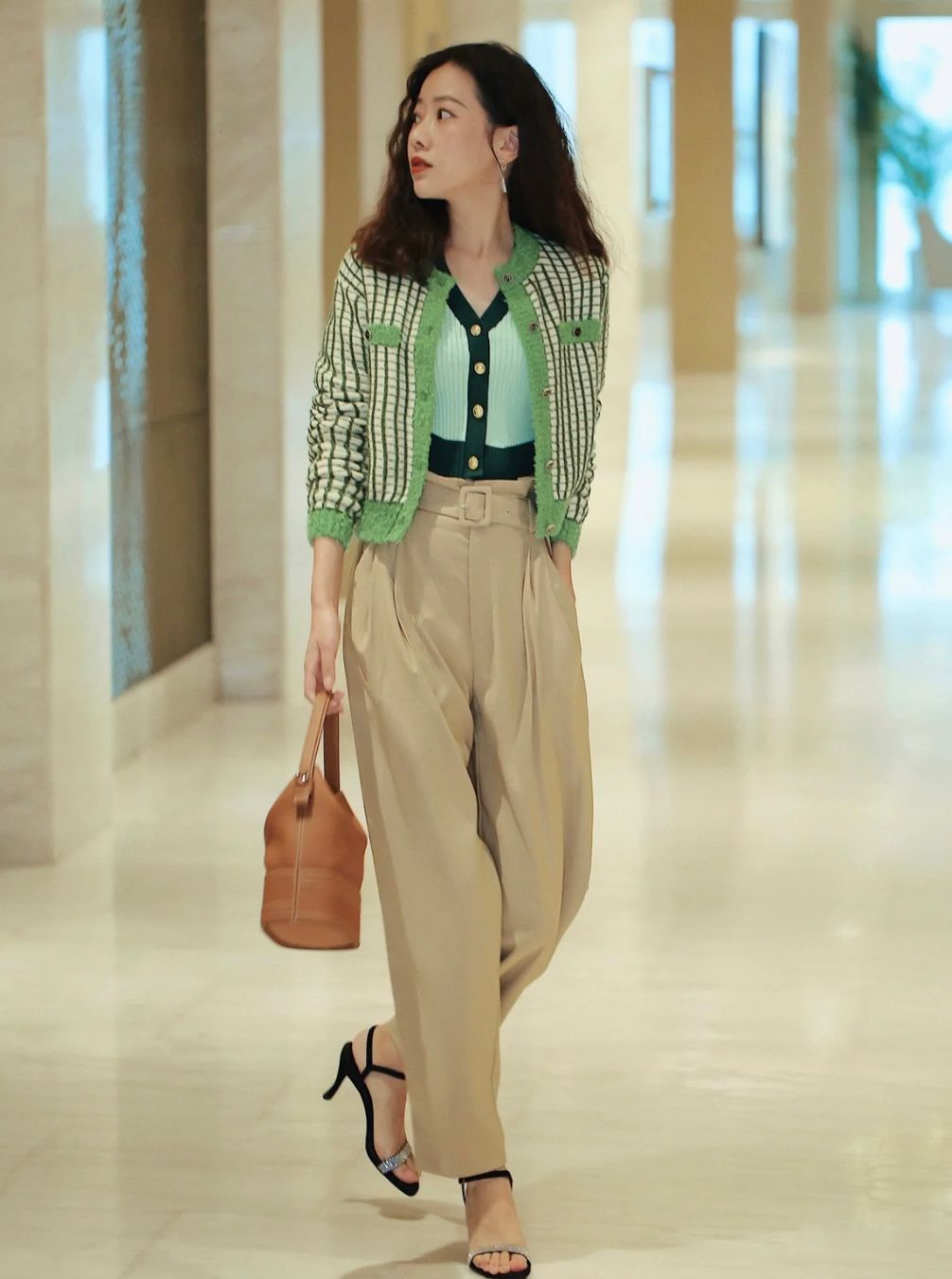 入秋后流行这条“卡其裤”，特别适合30、40岁女人，时髦又显气质