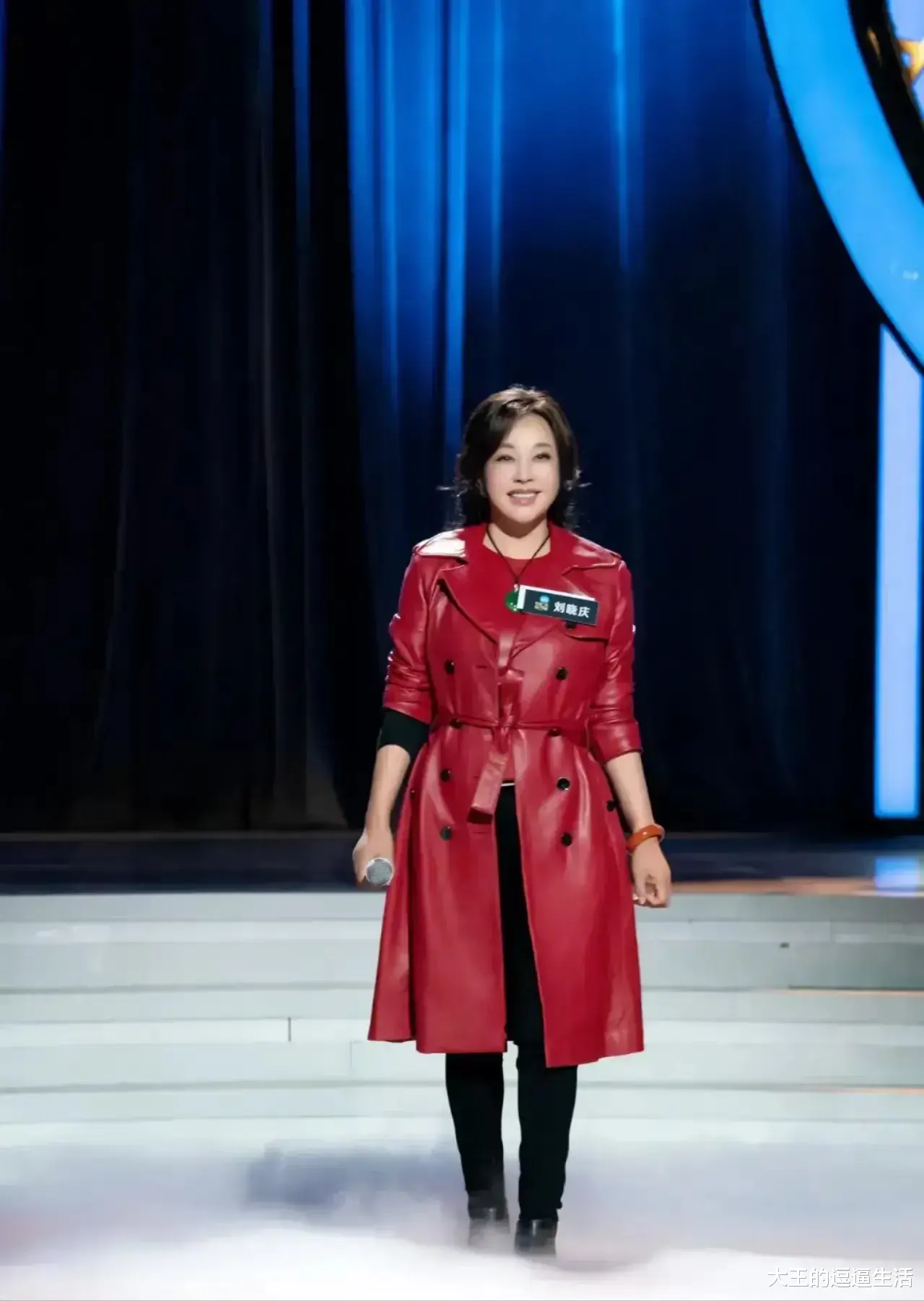 刘晓庆|刘晓庆和唐国强时隔43年再重聚，穿皮衣配小黑裤，状态保持得真好