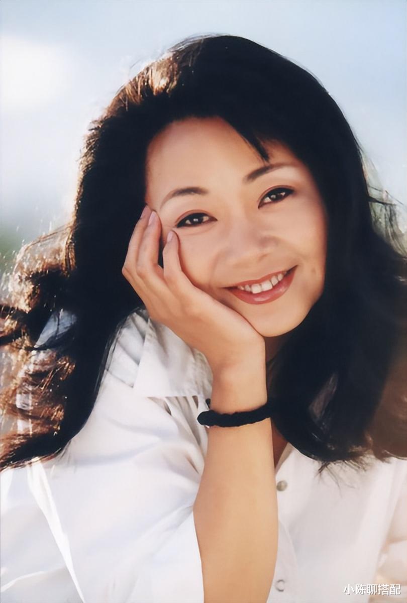 bin “国民妈妈”萨日娜：圆脸很旺夫，穿衣宽松得体，54岁也温婉贵气