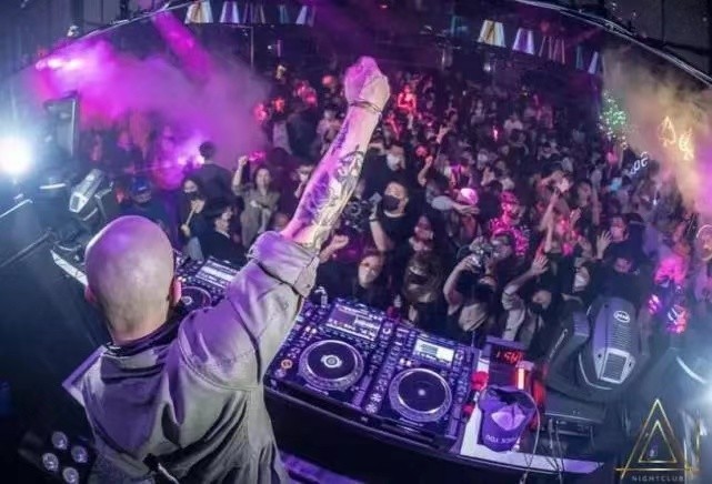 街拍|53岁具俊晔还得靠娇妻大S!大S为帮他站住脚跟组局,他首秀打扮太帅气