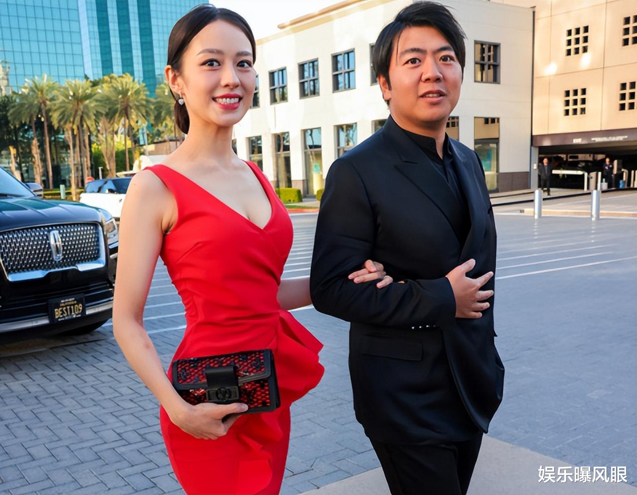 郎朗携吉娜办私人宴!脸盘圆润发型显油腻,女方鱼嘴鞋配丝袜被喷