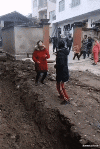 “老鼠贴粘到的,吃了不会犯法吧?”网友:争取死缓吧!
