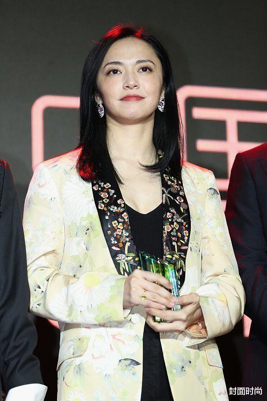 姚晨撞衫穿衣有一套，和佟丽娅陈乔恩撞衫，身材不占优势但气质足