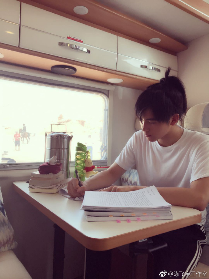 陈飞宇|北电大三学生陈飞宇班级合影:女同学颜值高,他低调站在后排角落