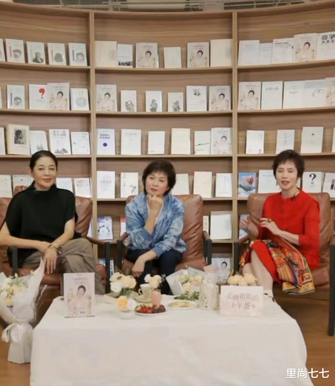 敬一丹|央视三名嘴同框!倪萍打扮高贵敬一丹像温柔奶奶,徐俐气质最出挑