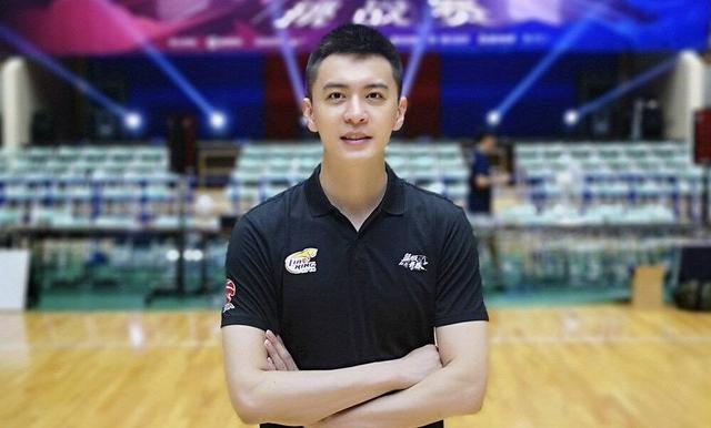 张镇麟|杨鸣头疼，辽宁8人续约，27岁郭艾伦无奈，19岁张镇麟或损失惨重