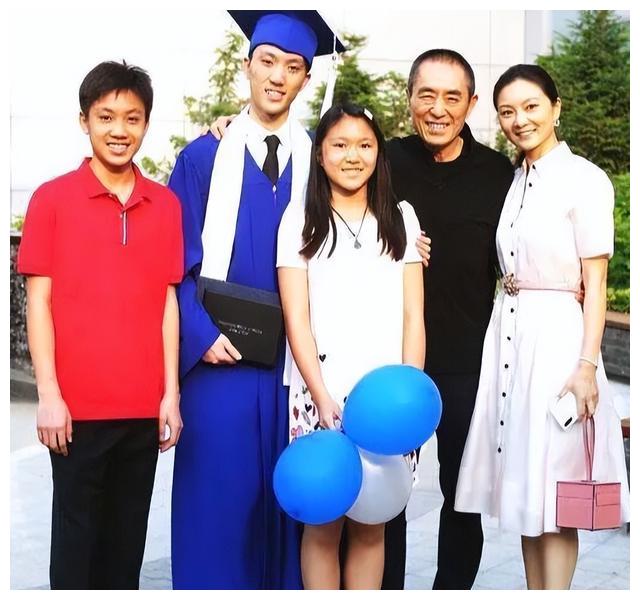 张艺谋|50岁张艺谋请18岁超模共进晚餐,女孩酒量不好头晕,于是送回酒店