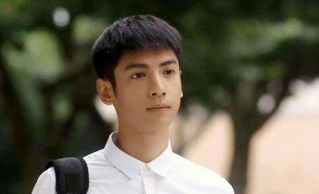 罗云熙|罗云熙瘦成“纸片人”，参加活动感觉一阵风就可以吹跑，莫名心疼