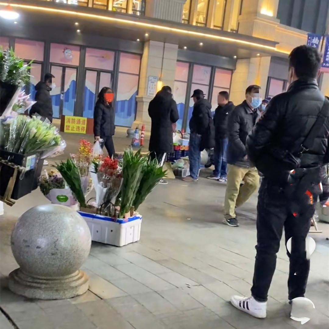 湖北一女子街头摆摊卖草莓,遭水果店老板驱赶:我一月七八万支出