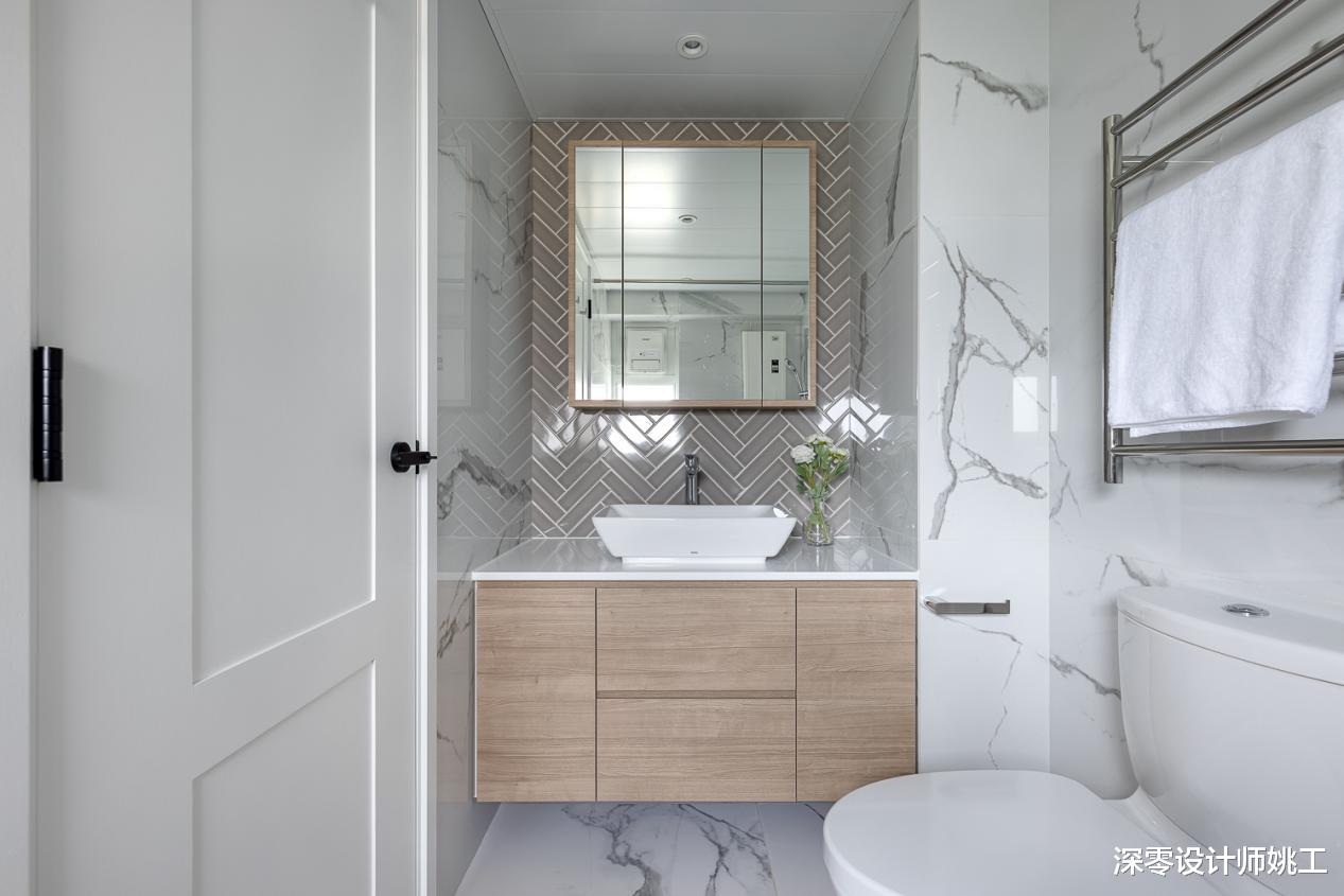 110㎡2室2卫带大横厅，玄关柜和电视柜相连，客餐一体看着清爽万分