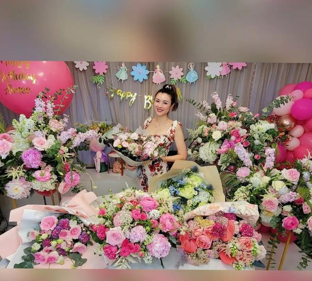 陈茵媺|陈豪携子女为妻子庆生，一家五口十分幸福，网友：好年轻好漂亮