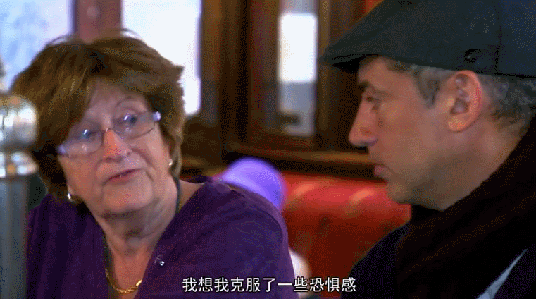 爱尔兰男子带70岁老妈开直升机、摸鳄鱼!惊呆网友:比我强多了…