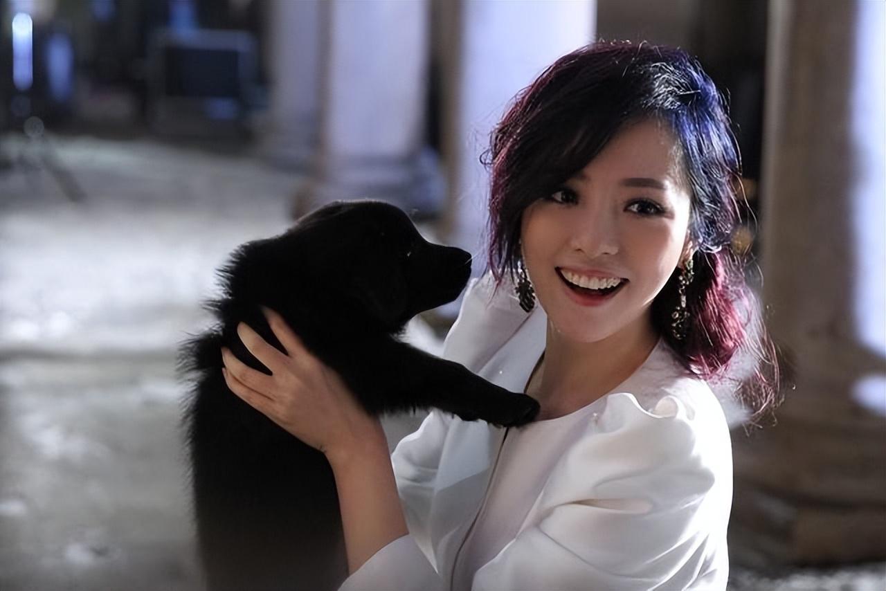 张靓颖|张靓颖：痴爱冯轲15年，被骗走数亿身家，现俩人天差地别