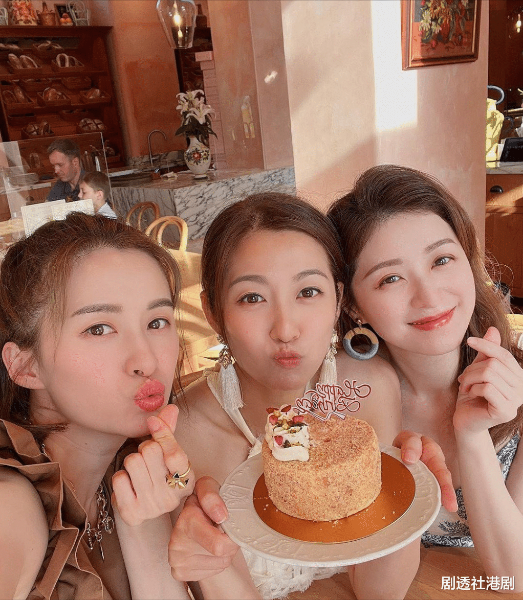 徐菁遥|前港姐化身诱人飞机师贺老公50岁生日，牛奶肌白到发光被赞是索爆人妻