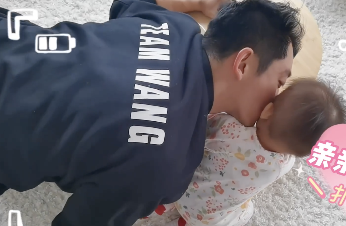 王思懿|苗苗给郑恺做家乡米粉，2岁女儿小酸奶甜喊妈妈，坐餐椅吃饭好乖