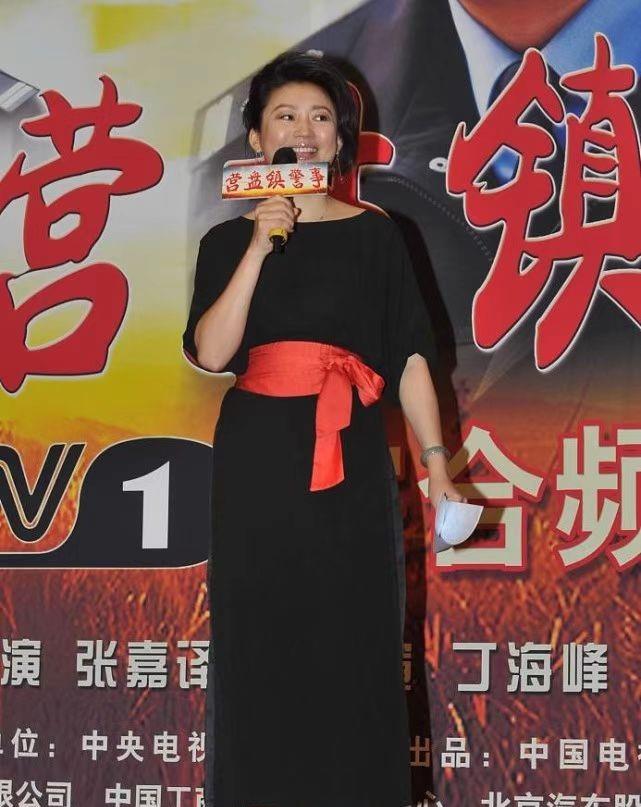 腰带 王小丫这造型有点浮夸了！发型外扩惨变大饼脸，大红腰带更突兀