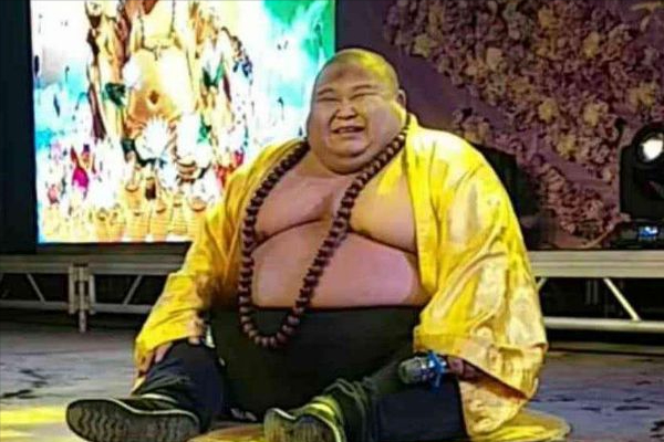 弥勒佛|真人版“弥勒佛”成网红后，被富婆花高价请回家，现状令人唏嘘