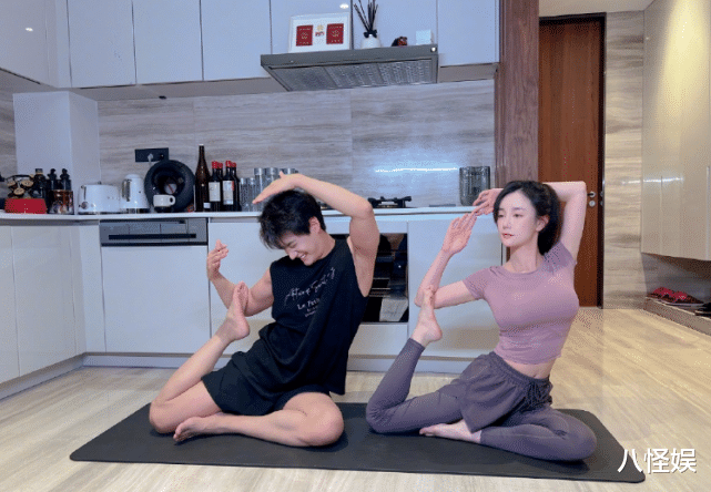 张檬|张檬与老公金恩圣练瑜伽,腹部赘肉抢镜,结婚证摆油烟机上引热议