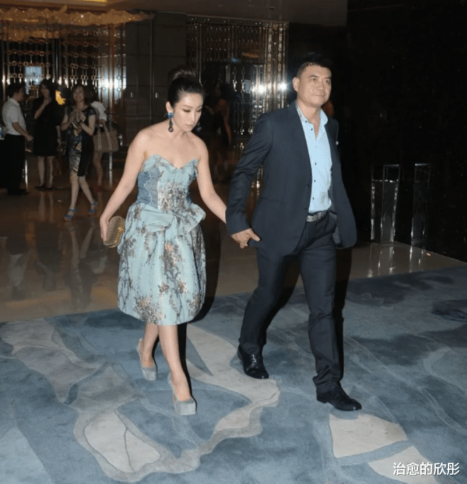 秦海璐|秦海璐和老公牵手下班!她头一回打扮地这么小女人太娇俏